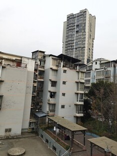 老旧居民区与高楼对比