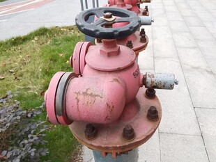 户外红色消防栓特写