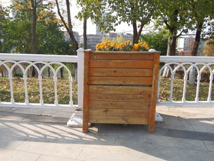 户外木质花箱装点街道