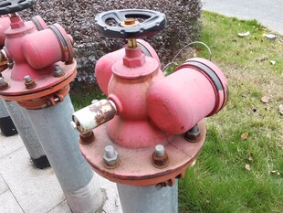 红色消防栓设备外观展示