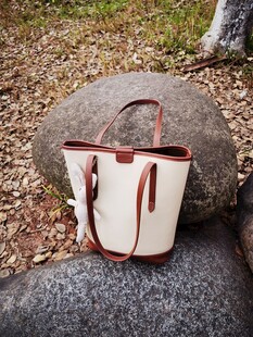 户外放置的时尚手提包