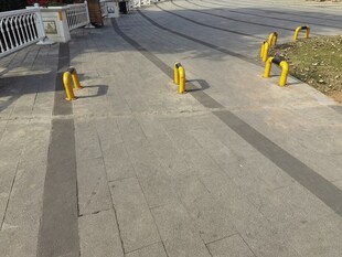 道路上的黄色阻车器