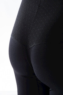 女性臀部紧身裤特写