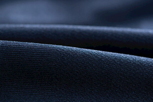 深蓝色褶皱布料特写