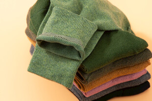 多彩叠放的棉袜