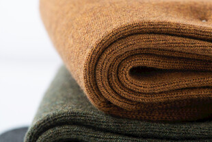 叠放的多彩短袜布料