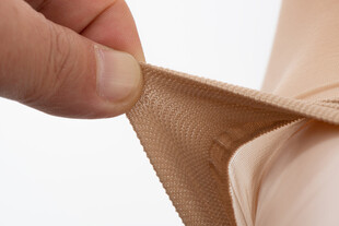 手捏米色丝袜边缘