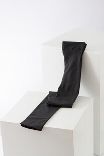 黑色保暖裤展示于白色台架