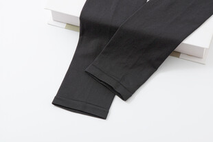 黑色打底裤裤脚特写