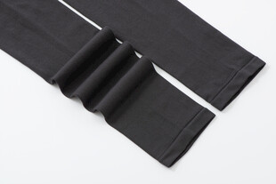 黑色长筒袜特写