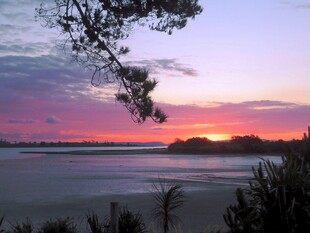 日落时分的宁静海滨风光