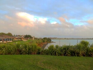 海滨云影天光映绿野美景