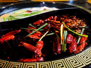 麻辣鲜香的诱人红汤火锅
