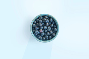 一碗饱满蓝莓