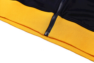 黄黑拼接衣物细节特写