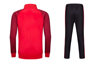 红色运动套装上衣与长裤