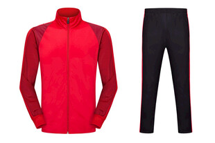 红色运动上衣与黑色长裤