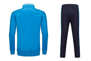 蓝色运动上衣与黑色长裤