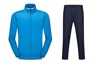 蓝色户外夹克与深色长裤