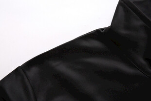 黑色皮衣肩部细节特写