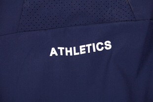 深蓝色运动服饰局部特写