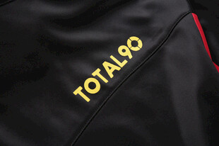 黑色衣物上的TOTALRO标志