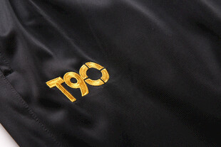 黑色衣物上的金色TPO标志