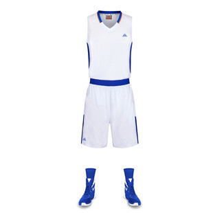 白色篮球运动套装及球鞋