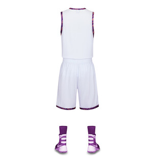 白色篮球运动套装及鞋袜