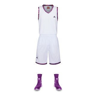 白色篮球运动套装及鞋袜