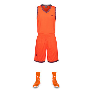 橙色篮球运动套装及鞋袜
