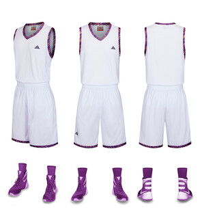白色篮球运动套装及鞋袜