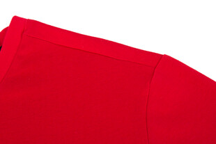 红色上衣局部特写