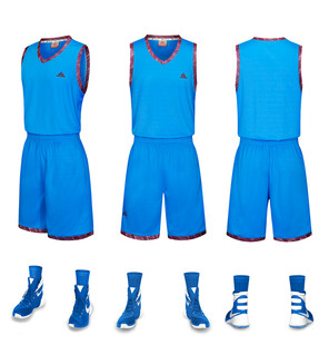 蓝色篮球运动套装及鞋履