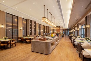 现代风格宽敞明亮的餐厅