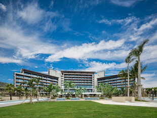 现代校园建筑与开阔草坪