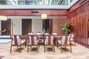 户外庭院木质桌椅休闲区