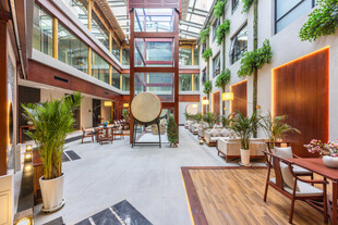 现代室内绿植环绕休闲空间