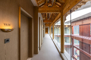 木质走廊的优雅室内景致