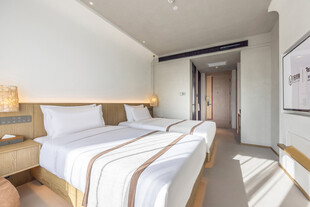 简约双床酒店房间内景