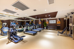 现代健身房内部器械展示