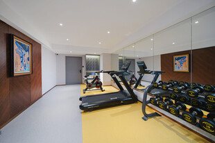 现代健身房室内健身设备场景