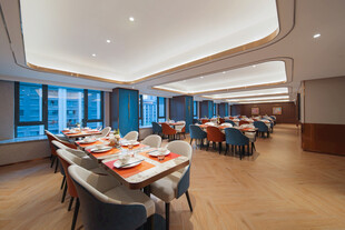 现代风格宽敞明亮会议室