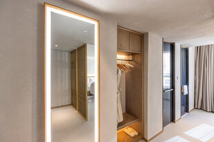 现代简约风室内门及走廊一角