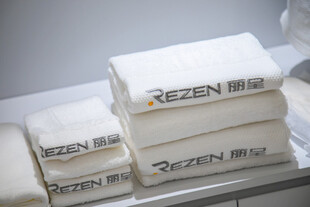 堆叠的REZEN品牌白色毛巾