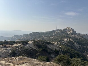 山峦葱郁的壮美自然风光