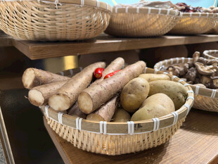 竹篮里的多样根茎类食材