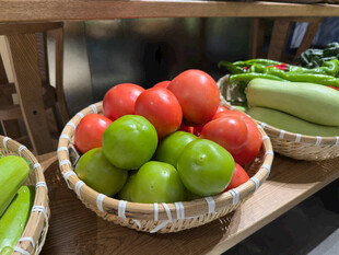 竹篮里的多彩新鲜蔬果