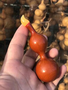 手捧精致小葫芦