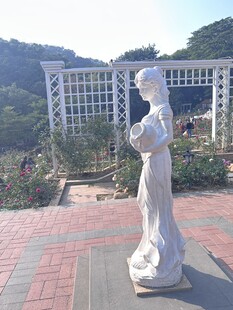 花园中的女子雕塑